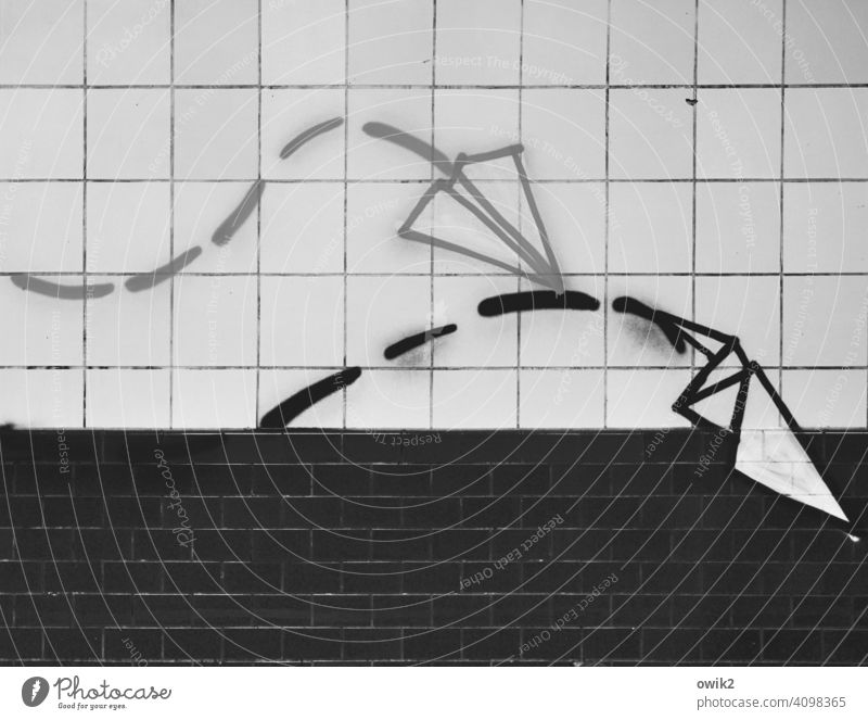 Bernauer Straße Malerei Grafische Darstellung graphisch Graffiti Papierflugzeug zwei.Paar sefeln fliegen fröhich schwerelos Kacheln Schwarzweißfoto
