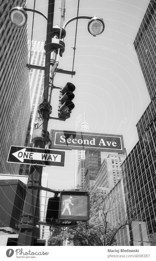Manhattan Stadtbild mit Second Avenue und One Way Straßenschilder auf einer Ampel Post, New York City, USA. schwarz auf weiß Großstadt New York State