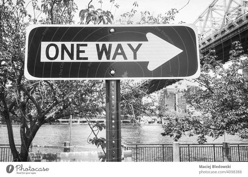 Schwarz-Weiß-Bild von One Way Straßenschild in Roosevelt Island, New York City, USA. einfache Fahrt Zeichen Pfeil New York State Großstadt schwarz auf weiß nyc