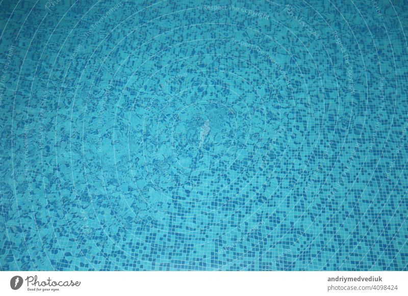Blaues Wasser im Pool. Selektiver Fokus. blau Mosaik Hintergrund Muster Stock Oberfläche Textur Farbe Sauberkeit abstrakt unter Wasser Licht texturiert winken