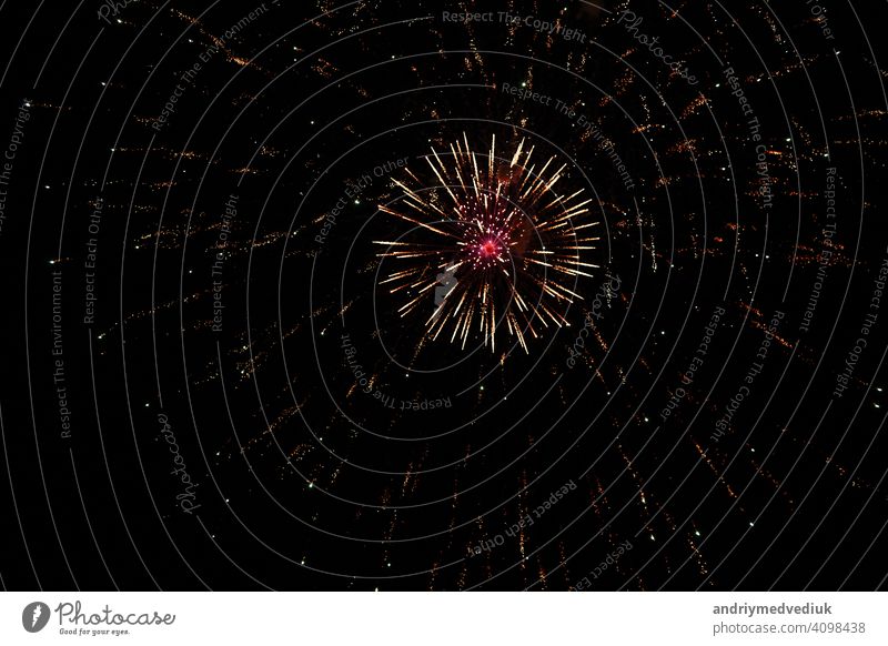 Schöne Feuerwerk auf Nachthimmel Hintergrund, bunte Feuerwerk gebrochenen Licht über Kopf auf schwarz von dunkel, glückliches neues Jahr oder Feier Festival-Konzept