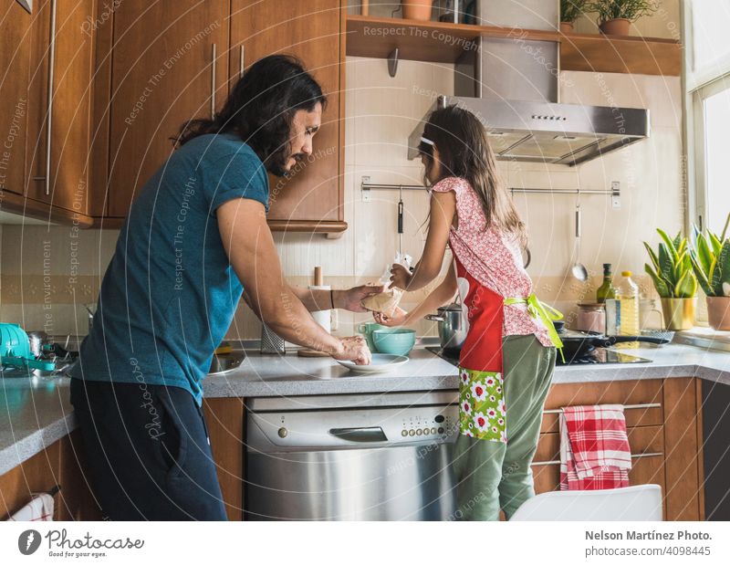 Glückliche Familie Kochen in der Küche. Vater und Kind Tochter Kochen heimwärts Menschen Vitamin Lebensmittel Textfreiraum Molkerei jung Snack Vergnügen hübsch