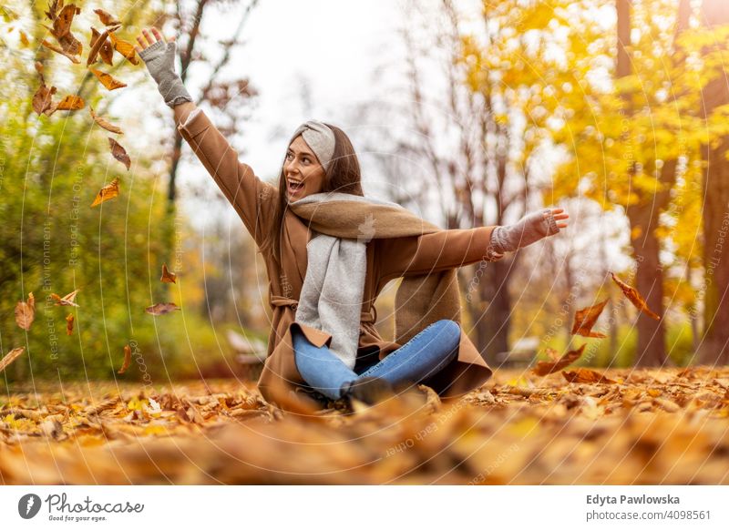 Porträt einer lächelnden jungen Frau in einem Park im Herbst Natur Blätter Freiheit Gesundheit Bäume gelb Wald Saison öffentlicher Park sich[Akk] entspannen