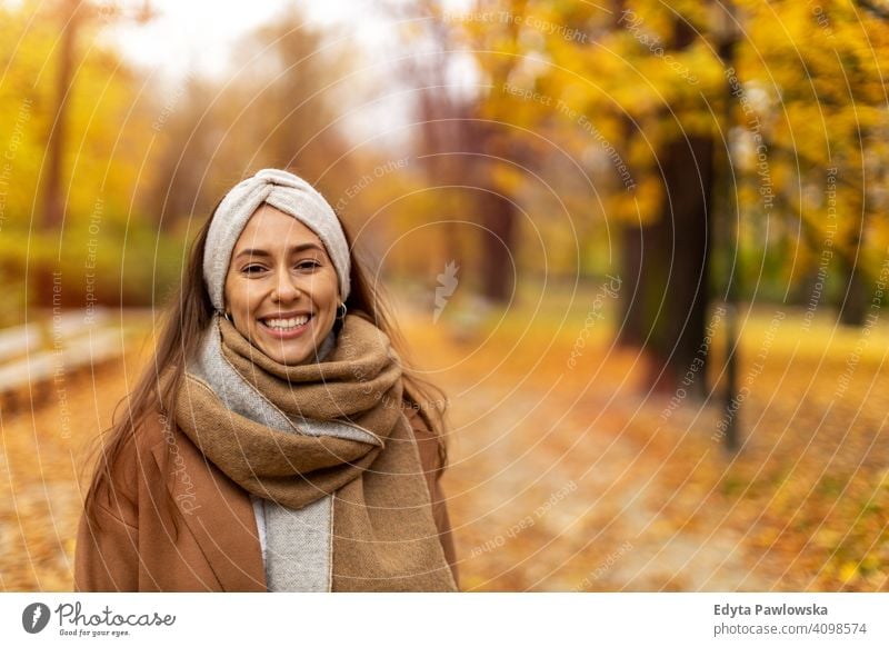 Porträt einer lächelnden jungen Frau in einem Park im Herbst Natur Blätter Freiheit Gesundheit Bäume gelb Wald Saison öffentlicher Park sich[Akk] entspannen