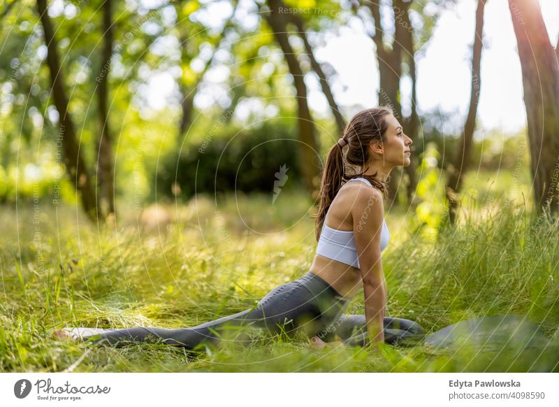 Fit junge Frau trainiert in der Natur natürlich Mädchen Menschen Erholung Gesundheit Wohlbefinden Lifestyle aktiv Vitalität im Freien Erwachsener außerhalb