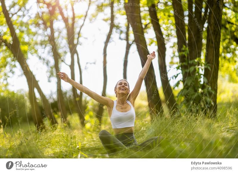 Fit junge Frau trainiert in der Natur natürlich Mädchen Menschen Erholung Gesundheit Wohlbefinden Lifestyle aktiv Vitalität im Freien Erwachsener außerhalb