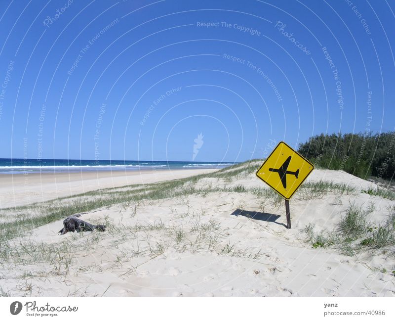 Landebahn Fraser Island Strand Flugzeug Australien gelb Schilder & Markierungen Insel Sand Himmel blau