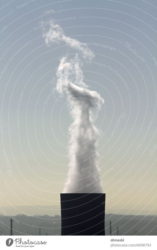 Rauchender Kühlturm Qualmwolke Rauchwolke Dampfwolke dampf Wasserdampf Industrie Energiewirtschaft Klimawandel Industrieanlage CO2-Ausstoß Kohlekraftwerk