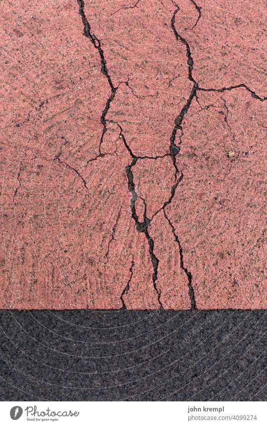 Riss dich zusammen! Betonboden Asphalt asphaltdecke Verfall Markierung Wegmarkierung Bodenbelag verwittert Verwitterung verwitterungsspuren Radweg