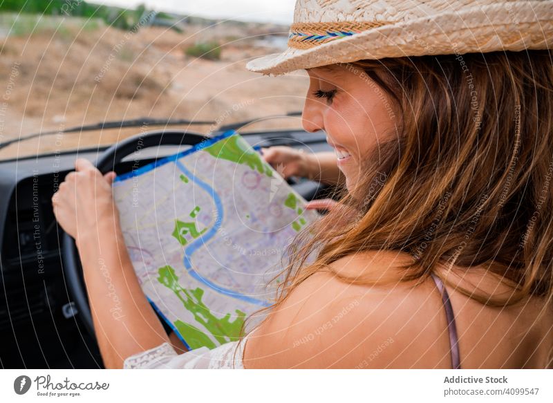 Frau schaut auf eine Karte in einem Minivan Landkarte PKW Route Vordersitz Straße Tourismus Schifffahrt Verkehr Fahrzeug Konzentration Reiten Zusammensein