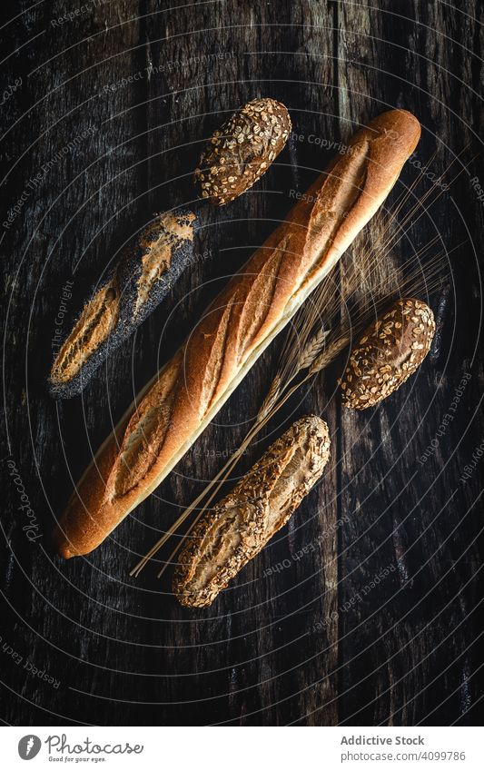 Assorted Gold hausgemachtes Brot auf dunklem Holz Hintergrund Lebensmittel Bäckerei Weizen Frühstück Anklopfen organisch rustikal Sortiment geschmackvoll