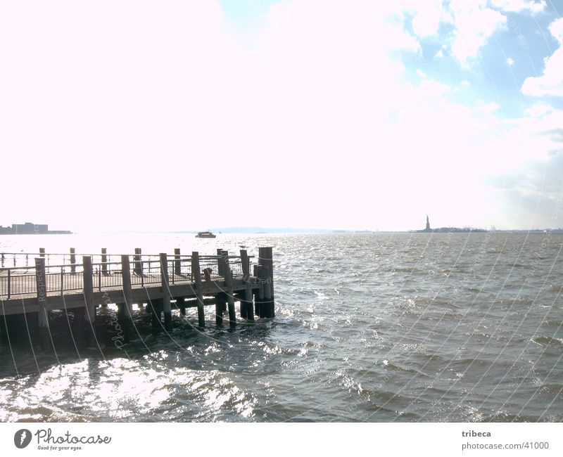 Miss Liberty strahlt New York City Meer Steg Licht Ferne Nordamerika Manhatten Freiheit Freiheitsstatue