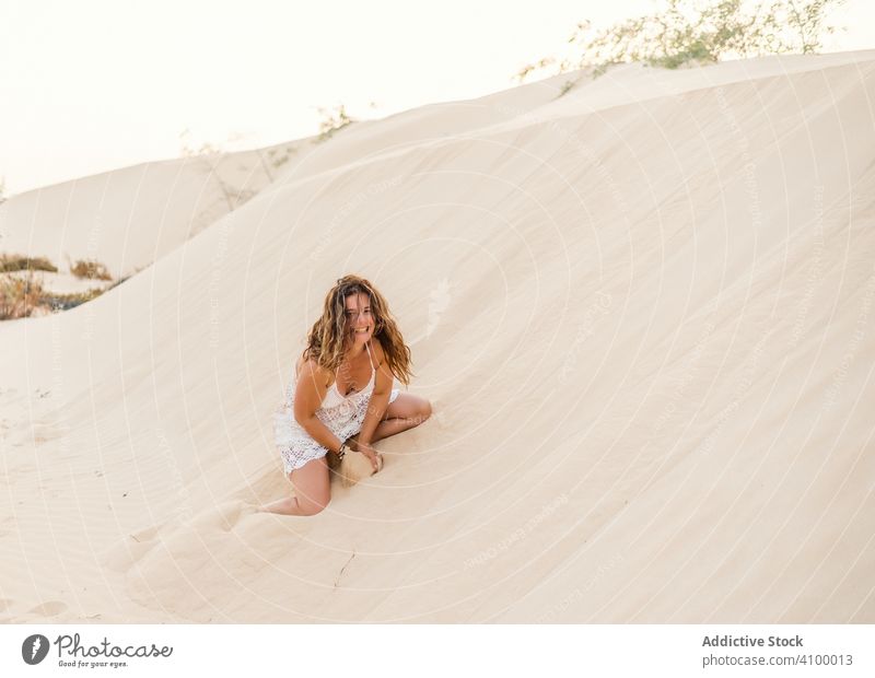 Frau sitzt auf Sand in der Wüste Spaß haben Werfen Düne Sommer tropisch Urlaub Erwachsener schön sich[Akk] entspannen reisen Feiertag spielerisch Erholung