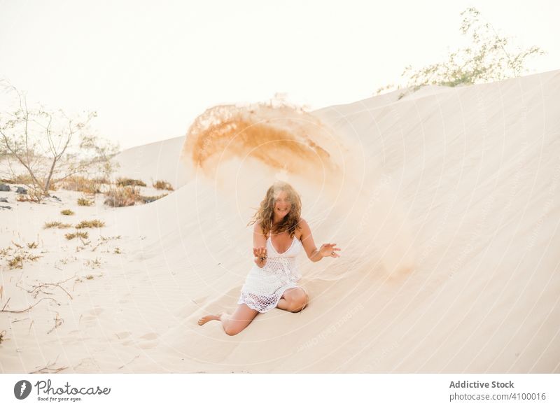 Frau hat Spaß daran, Sand in die Wüste zu werfen Spaß haben Werfen Düne Sommer tropisch Urlaub Erwachsener schön sich[Akk] entspannen reisen Feiertag
