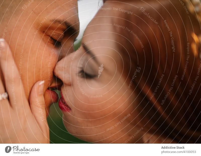 Zärtliche Braut und Bräutigam schließen die Augen in einem leidenschaftlichen Kuss Paar umarmend Küssen striegeln verheiratet Zuneigung romantisch Leidenschaft