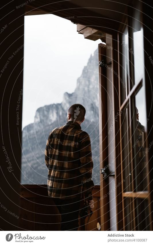 Mann in Freizeitkleidung an einem Fenster stehend Reisender Moment Inspiration Fernweh Tourismus Natur Dolomiten Berge Italien Landschaft Sightseeing Erfahrung