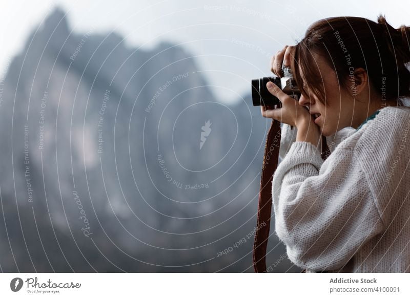 Weibliche Fotografie in Freizeitkleidung, die aus einem geöffneten Fenster fotografiert Frau Reisender unter offen Fotokamera einfangen Bild Gedächtnis Moment