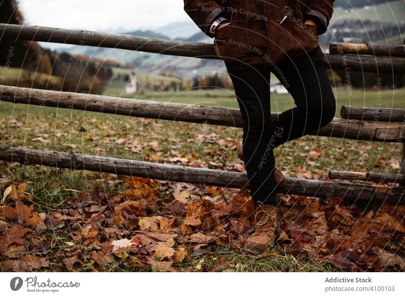 Mann in schöner Berglandschaft stehend Reisender reisen Zaun Gipfel Klippe Berge u. Gebirge Herbst im Freien ländlich Lifestyle männlich horizontal Landschaft