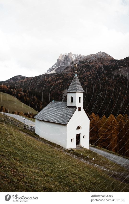 Kleine Kirche auf einer Klippe in der Nähe von Wald und Bergen reisen Berge u. Gebirge Herbst Himmel ländlich Landschaft Tourismus Architektur Wahrzeichen Natur