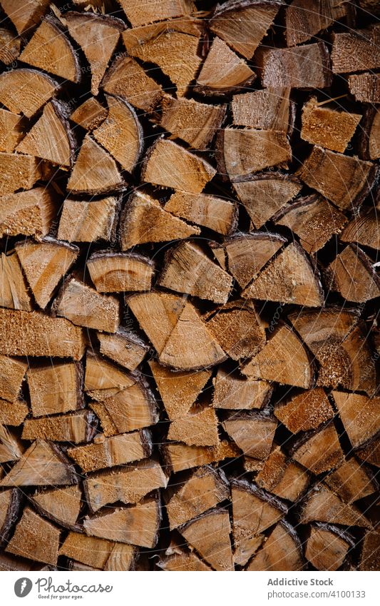 Großer Vorrat an trockenem Brennholz Holz Brühe gestapelt Brennstoff Baum Material natürlich alt Haufen Lager Textur Flora Nutzholz Heizung Bergbau Pflanze