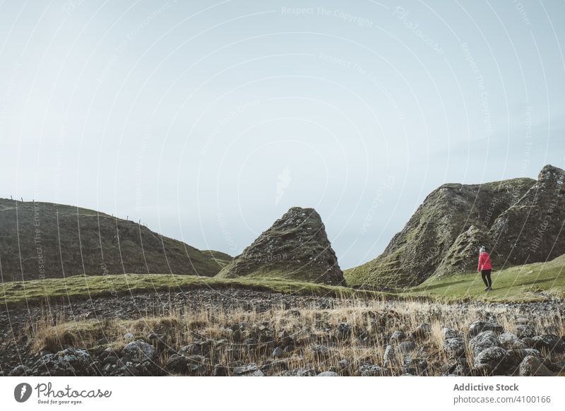 Frau geht am Berg entlang Felsen Landschaft Klippe Hochland malerisch Ballintoy Antrimmung Nordirland Stadt Insel Abenteuer Höhe Freiheit Natur Ausflugsziel