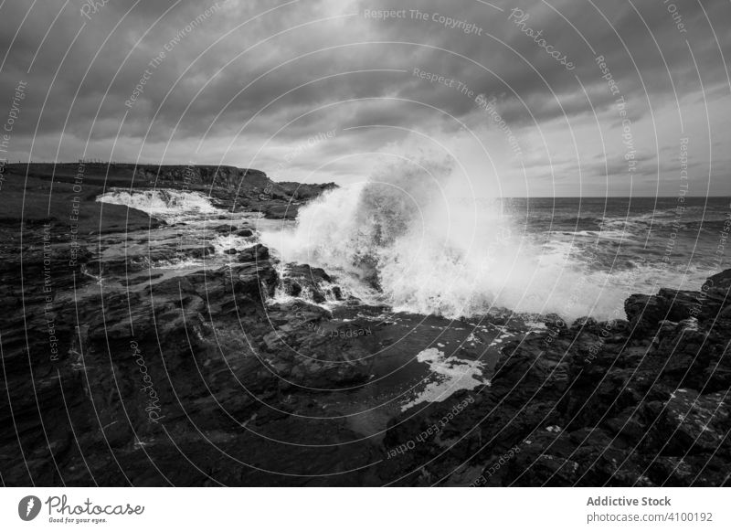 Wellen brechen am Ufer an einem stürmischen Tag winken Felsen MEER Meer Kraft platschen Pause Absturz Wolken Nordirland Landschaft dramatisch Energie