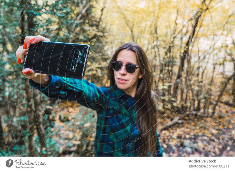 Gelegenheitstourist macht Foto auf Smartphone von Natur Frau unter Herbst Baum Selfie Wälder benutzend Browsen Gerät Apparatur Wald Bild Fotokamera Blatt Urlaub