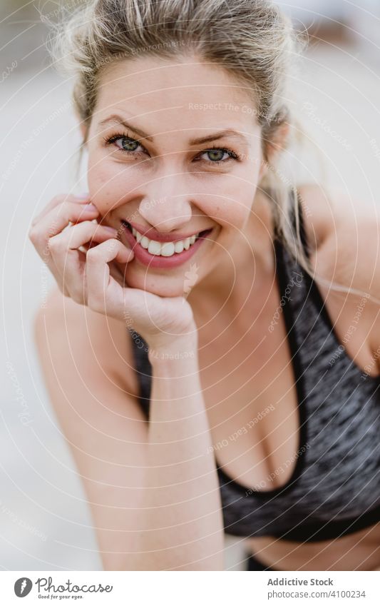Sportlerin in aktiver Kleidung lächelt Frau trainiert. Straße Aktivität Training Fitness stylisch jung schlank Großstadt Freizeit Gesundheit sportlich Lifestyle