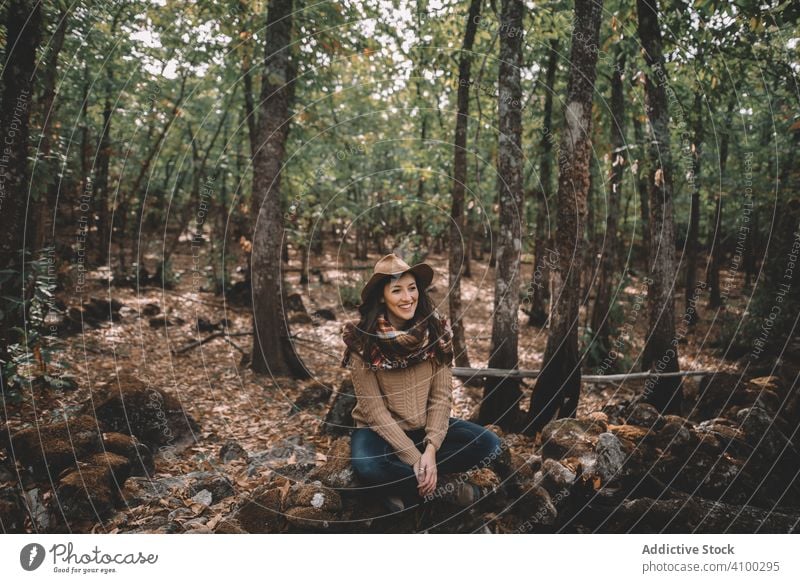 Junge Frau entspannt sich im Wald ruhen Boden sitzen Baum Natur Abenteuer Windstille stylisch Flora Hut Schal ruhig Gelassenheit friedlich üppig (Wuchs)