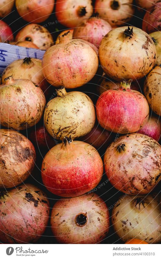 Straßenmarkt des Sortiments an frischem Obst und Gemüse Granatapfel Lebensmittel Markt Frucht organisch gesunde Ernährung farbenfroh grün Verkaufswagen