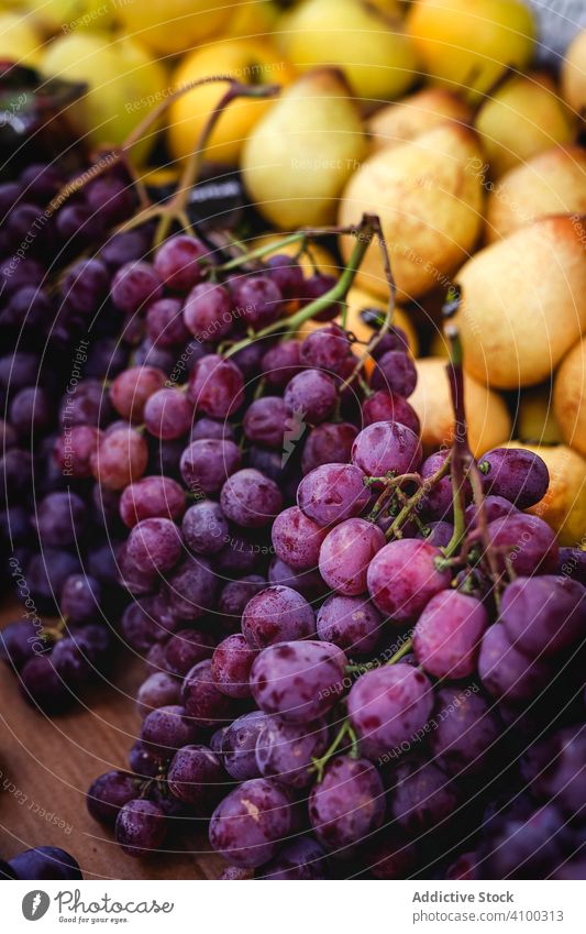 Straßenmarkt des Sortiments an frischem Obst und Gemüse Trauben Birnen Lebensmittel Markt Frucht organisch gesunde Ernährung farbenfroh grün Verkaufswagen