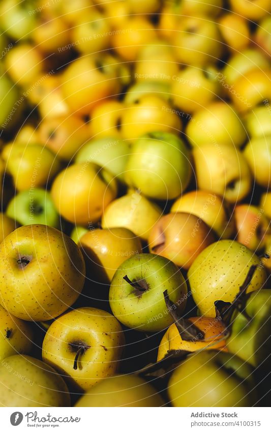 Straßenmarkt des Sortiments an frischem Obst und Gemüse Äpfel Lebensmittel Markt Frucht organisch gesunde Ernährung farbenfroh grün Verkaufswagen natürlich