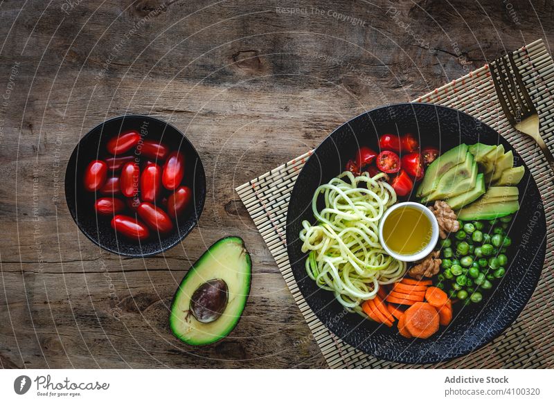 Rohe vegane Zucchini-Nudeln mit Gemüse. Veganes Essen Lebensmittel Vegetarier Veganer Gesundheit Entzug Mittagessen roh Salatbeilage Diät Spaghetti Küche