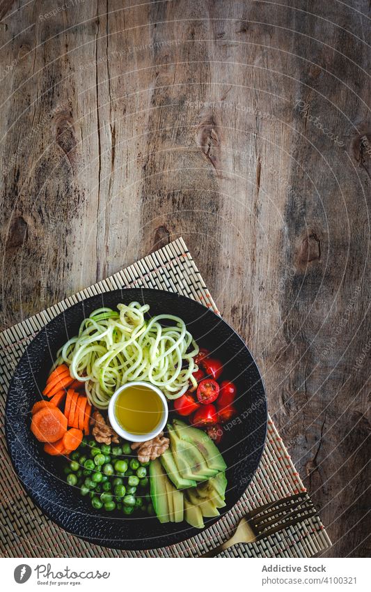 Rohe vegane Zucchini-Nudeln mit Gemüse. Veganes Essen Lebensmittel Vegetarier Veganer Gesundheit Entzug Mittagessen roh Salatbeilage Diät Spaghetti Küche