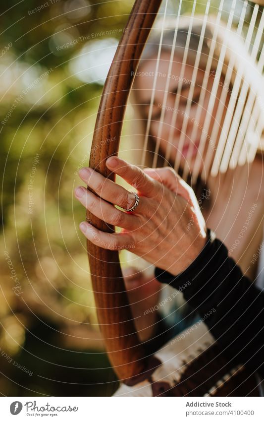 Sinnliche Musikerin spielt Lyra im Garten spielen lyra Romantik Frau Ballade Melodie Musikinstrument talentiert Sommer sonnig Kunst Inspiration Muse träumen