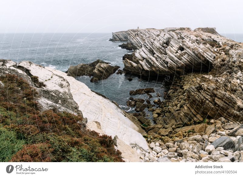 Felsformationen auf der Insel Baleal an der Atlantikküste an einem nebligen Tag. Peniche, Portugal peniche baleal Balealeninsel Brandung Tourismus Steine felsig