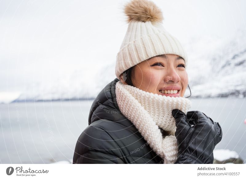 Fröhliche junge Frau in warmer Kleidung heiter Winter Freude Norwegen kaldfjorden Schal Schönheit natürlich Lächeln Straße Charme Vorschein charismatisch Art