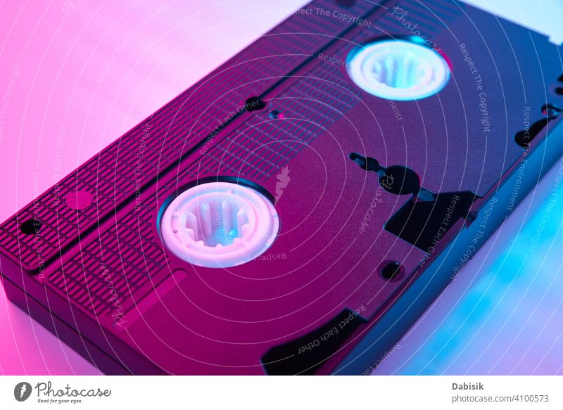 Videokassette auf dem Farbhintergrund. Retro vhs Kassette Klebeband retro altehrwürdig Hintergrund neonfarbig Computer Mode Design Rahmen Party Ikon