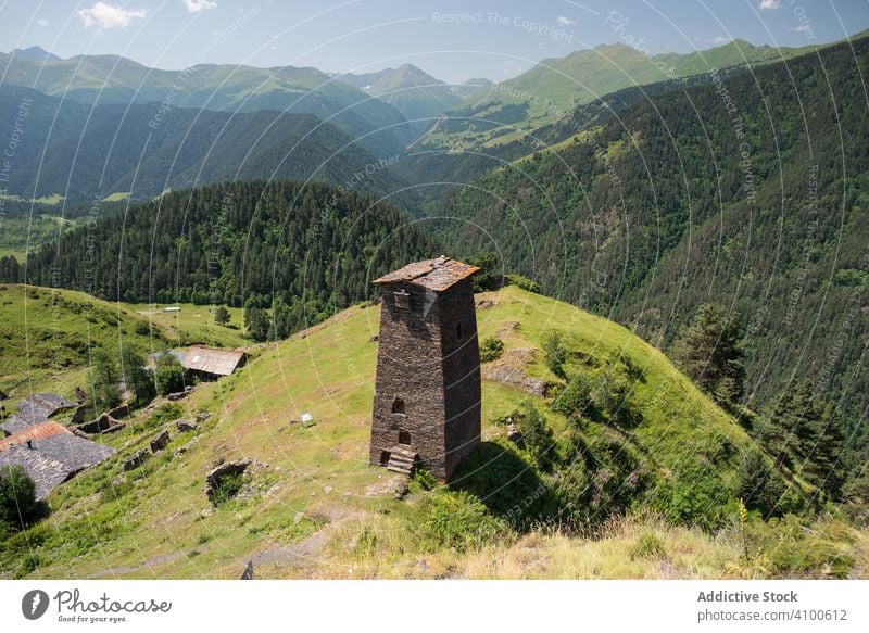 Großes altes Verteidigungsgebäude in majestätischen Bergen im Sommer sonnigen Tag Turm Tal Stein Dorf antik historisch Tourismus Hochland Festung Erbe reisen