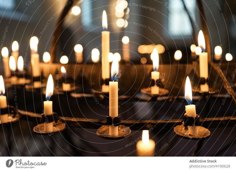 Brennende Kerzen in der Kathedrale von Oslo in Norwegen Brandwunde Leuchter Flamme glühen Dunkelheit traditionell Innenbereich Religion Feuer Licht Paraffin