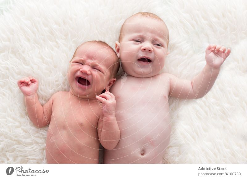 Zarte kleine Babys, die zu Hause im Bett liegen Säugling neugeboren Lügen ruhen sich[Akk] entspannen Zusammensein winzig Angebot heimwärts Plaid Kind wenig