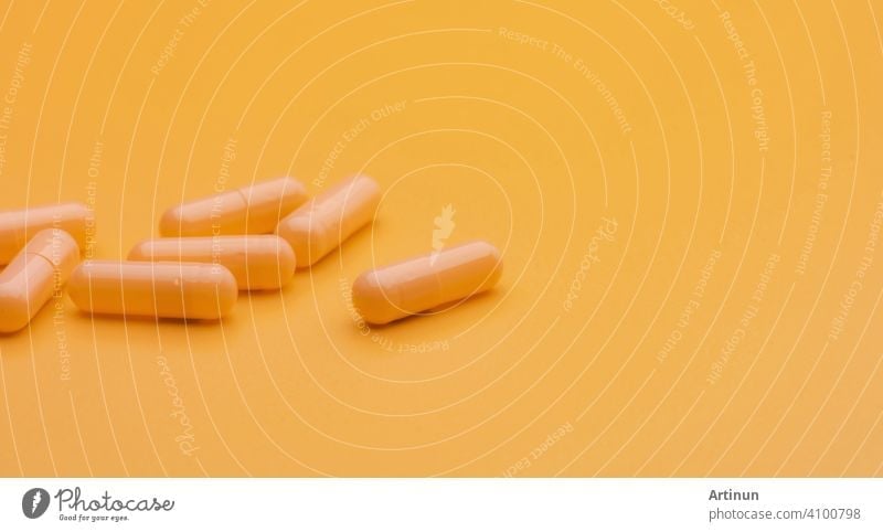 Gelbe Kapsel Pillen auf gelbem Hintergrund mit Kopie Raum. Apotheke und Krankenversicherung Konzept. Verschreibungspflichtige Medikamente. Pharmazeutische Industrie. Vitamine und Nahrungsergänzungsmittel. Marketing für Apotheke Unternehmen.