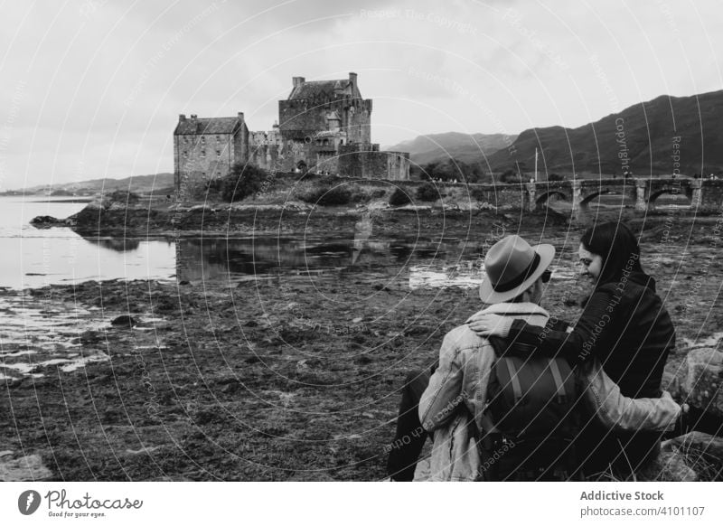 Verliebte Touristen, die sich an die Landschaft mit der mittelalterlichen Burg schmiegen Paar Burg oder Schloss Tourismus Abenteuer Ufer Schottland Hochland