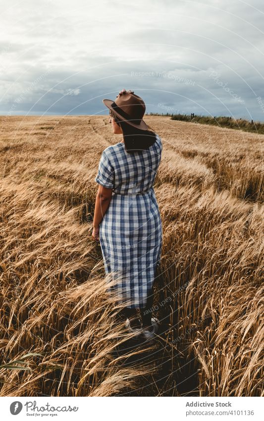 Anonyme Frau stehend trockenes Feld Sommer trocknen Korn Hut ruhen sonnig tagsüber Erwachsener Natur Landschaft Wiese Lifestyle sich[Akk] entspannen Harmonie