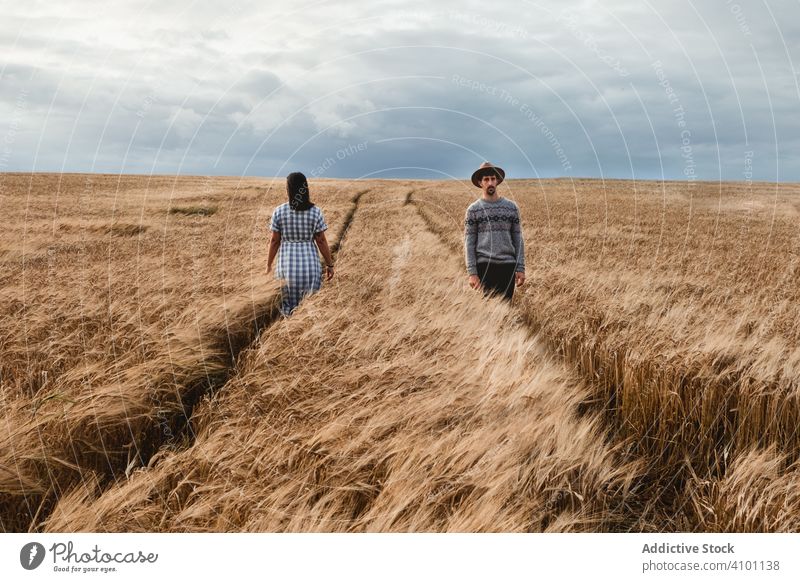 Menschen, die auf einem grenzenlosen Feld laufen gegenüber Regie Spaziergang Frau Mann Fußweg Weg immense Landschaft Natur Schottland Schottisch wolkig Himmel