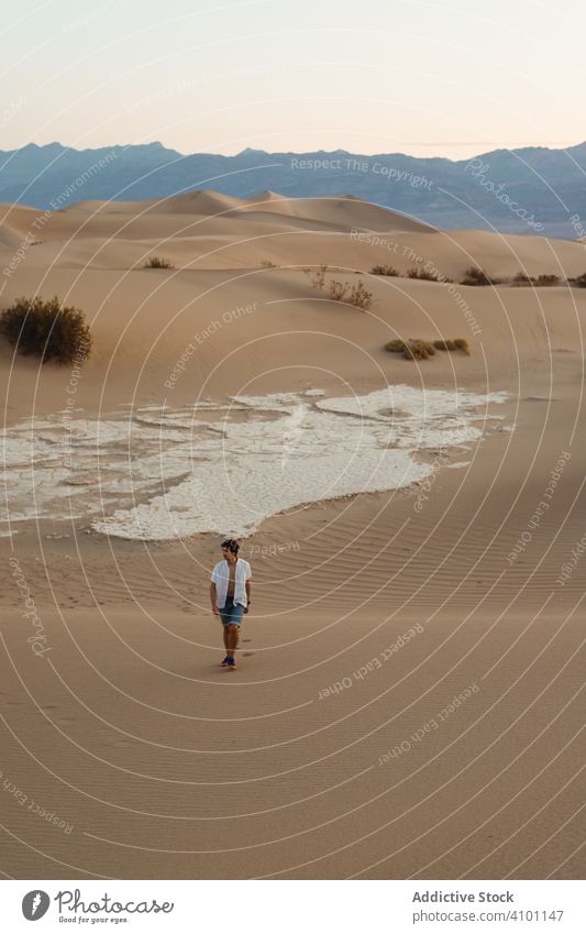 Einsamer Mann in der Sandwüste laufen Tal des Todes Fernweh Dunes reisen Urlaub Regie Feiertag Sommer Freiheit Land Tourismus Landschaft Ausflugsziel natürlich
