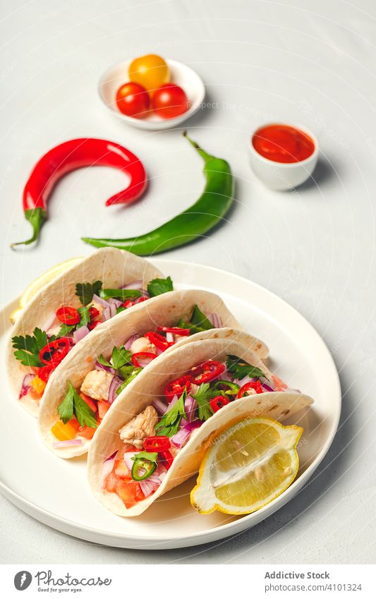 Hausgemachte mexikanische Tacos auf weißem Hintergrund Paprika Latein Snack fajita Petersilie Koriander Speise lecker gesunde Ernährung grün geschmackvoll