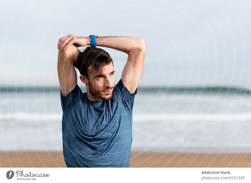 Sportler beim Aufwärmen für das Training am Strand strecken Meeresufer Übung männlich Seeküste leer Lifestyle Gesundheit Mann Himmel Arme Hand Natur Fitness