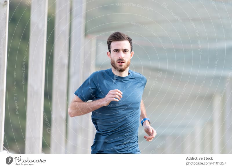 Sportler beim Joggen im Freien unter freiem Himmel rennen Sportkleidung Fitness Training Athlet Aktivität Lifestyle Übung jung Marathon Sommer Gesundheit
