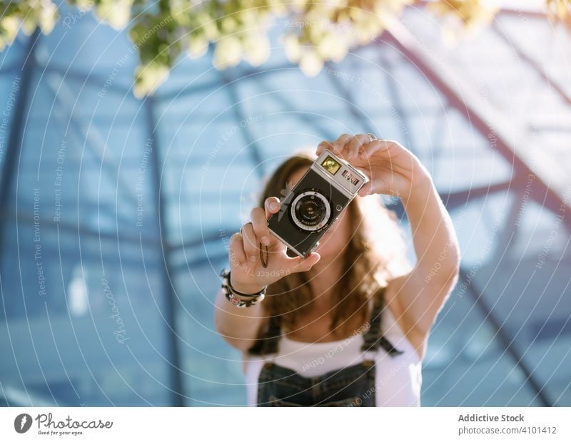 Frau, die mit der Kamera fotografiert fotografierend Fotoapparat jung analog Fotografie Halt tragbar Mini Aktivität einfangen Filmmaterial Linse optisch Fokus